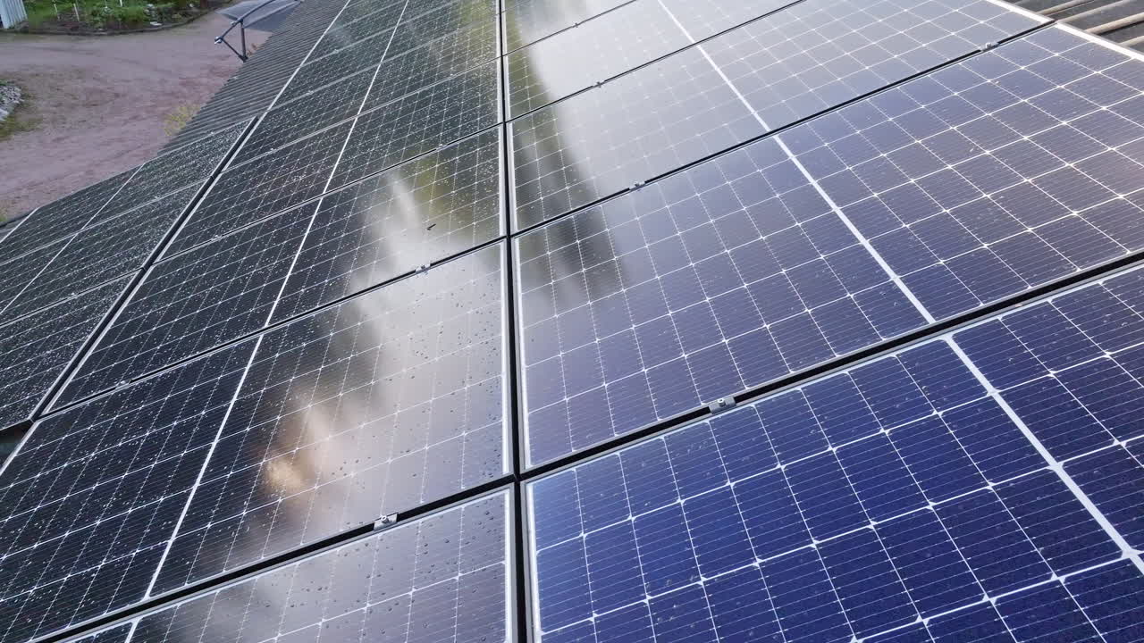 antena: módulos fotovoltaicos que se reflejan en la luz nocturna en una casa autosuficiente