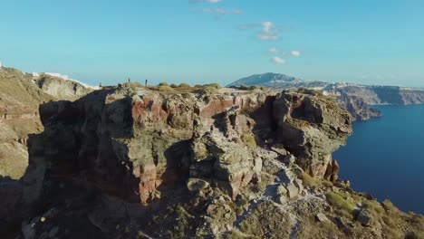 4K-Drohnenaufnahmen-Aus-Der-Luft,-Die-über-Den-Skaros-Felsen-Fliegen,-Um-Die-Dramatische-Landschaft-Der-Caldera-Von-Santorini-In-Griechenland-Freizulegen