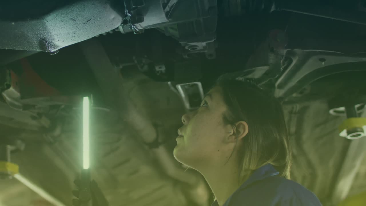 작업장에서 자동차를 점검하는 백인 여성 노동자의 애니메이션