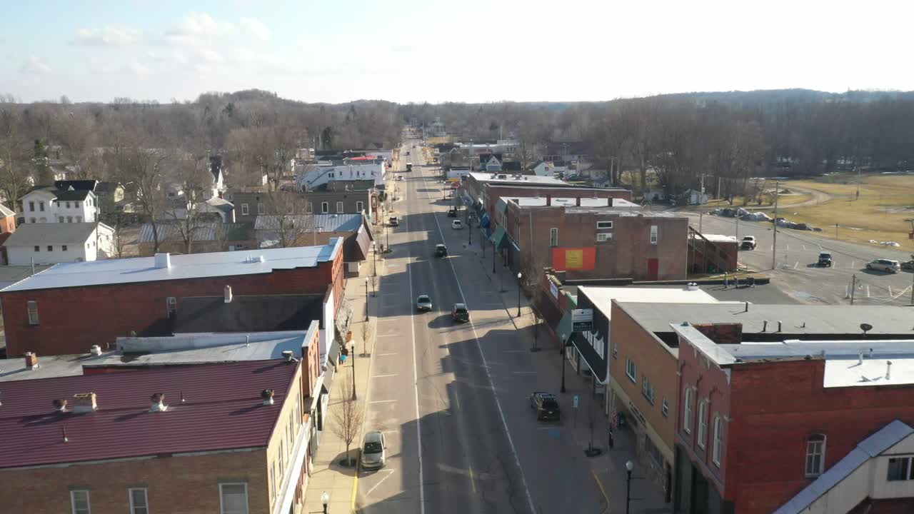 el centro de nashville, michigan, el video del avión no tripulado va hacia atrás.