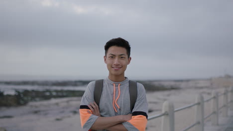 Porträt-Eines-Jungen-Asiatischen-Mannes-Am-Strand,-Der-Glücklich-Lächelt-Und-Die-Arme-Verschränkt