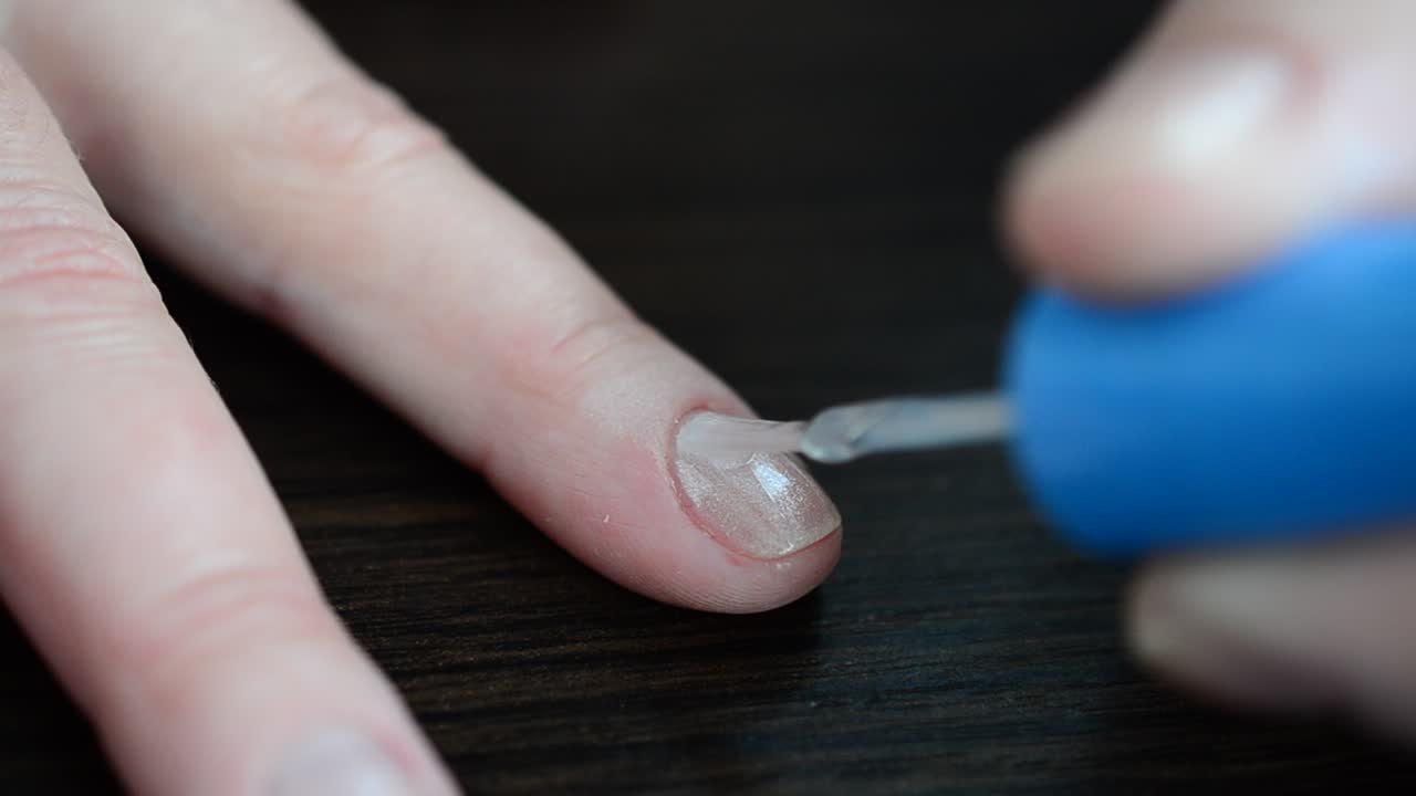 Mano femminile. Dipingiamo le unghie