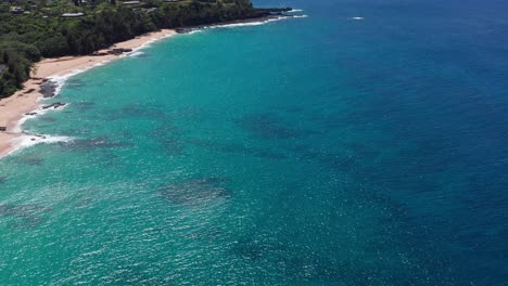 Toma-Aérea-Inclinada-Hacia-Arriba-De-La-Pintoresca-Costa-Norte-Cerca-De-Princeville-En-Kaua&#39;i,-Hawai&#39;i