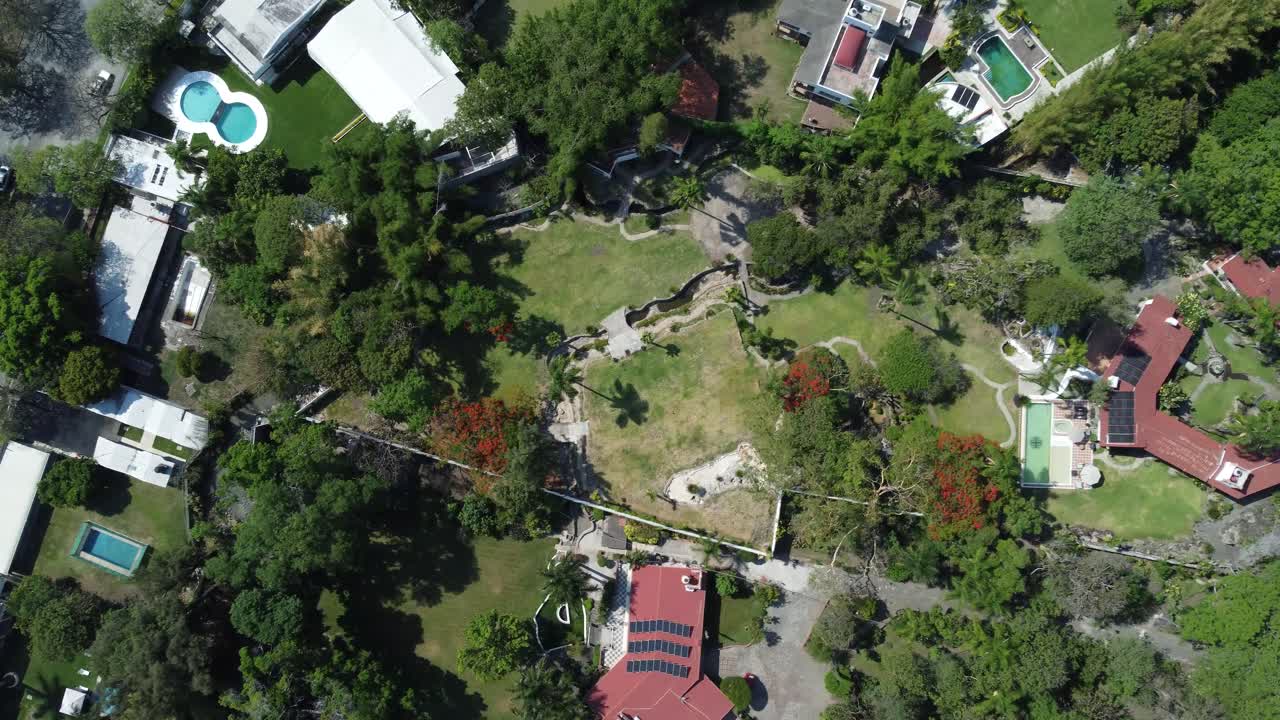 toma aerea de una hermosa casa