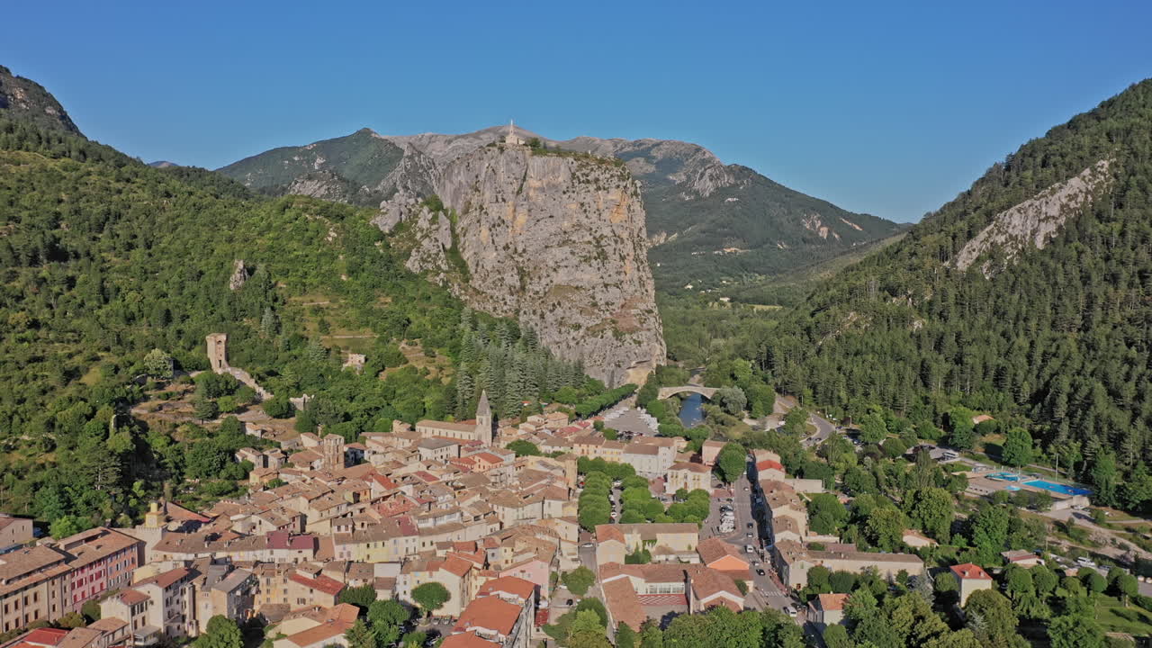castellane france aerial v4 시네마틱 돌리는 산기슭 마을 마을 풍경과 노트르담 뒤 로크(notre dame du roc)의 아름다운 풍경을 배경으로 내려다보는 장면입니다 - 2021년 7월