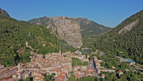 plataforma rodante cinematográfica castellane france v4 aérea en toma con vistas al paisaje urbano de la aldea de foothill y al paisaje escénico de notre dame du roc en el fondo - julio de 2021