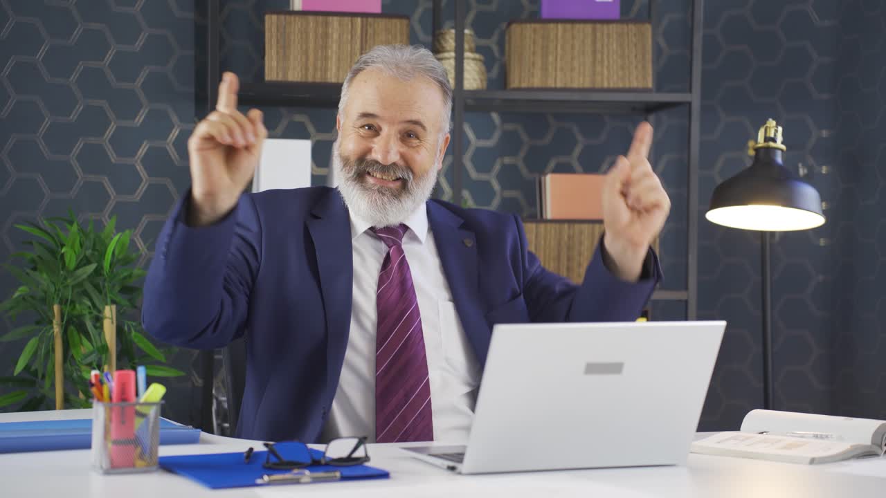 un hombre de negocios alegre bailando mirando a la cámara.