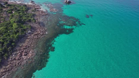 vuelo aéreo a lo largo de la costa en eagle bay, dunsborough, australia occidental
