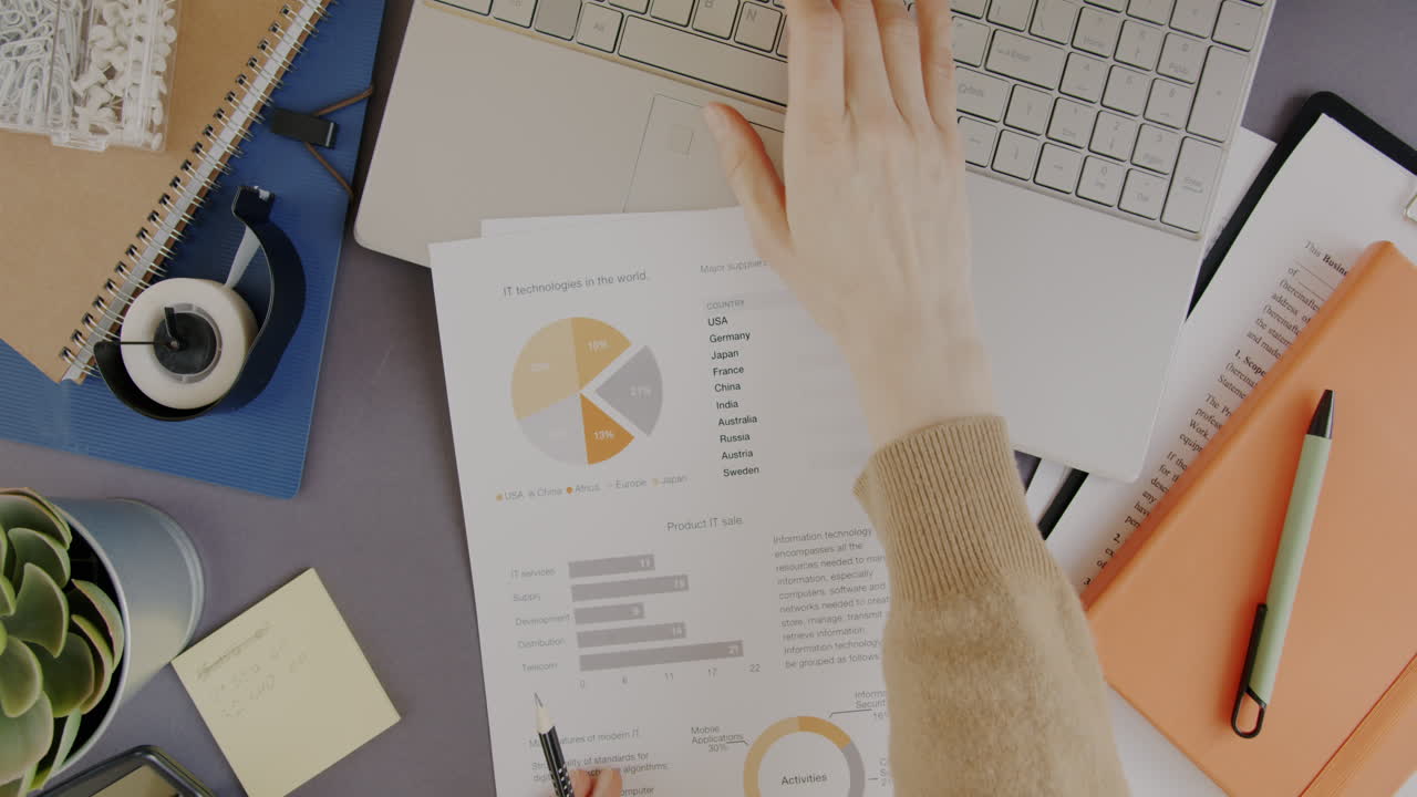Persona che lavora al laptop con grafici e documenti
