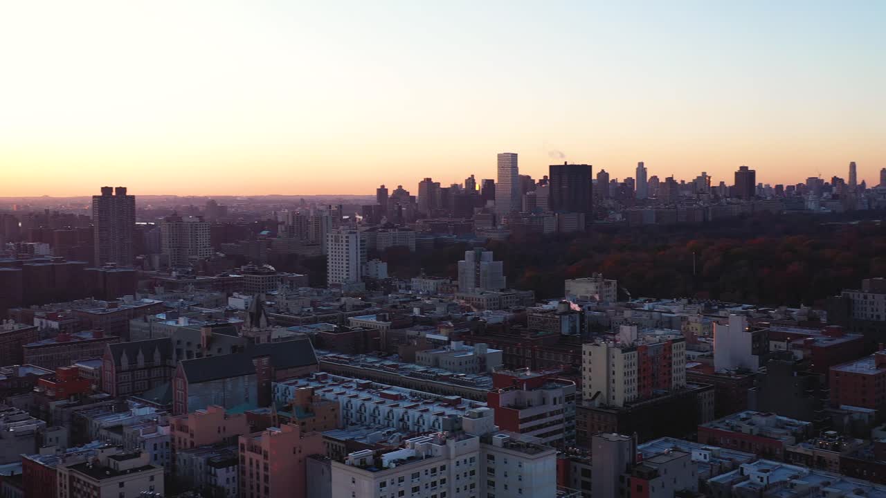 rápida pero dramática panorámica aérea a través de la parte superior de manhattan, la ciudad de nueva york desde el central park revelando un magnífico amanecer