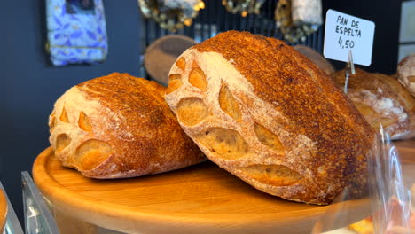 Frische-Sauerteigbrotlaibe-In-Einer-Bäckerei,-Goldene-Laibe,-4k-Aufnahme