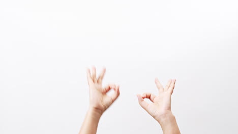 광고를 위한 텍스트를 배치할 수 있는 복사 공간이 있는 흰색 스튜디오 배경에 격리된 가위 승리 크로마 키를 보여주는 손