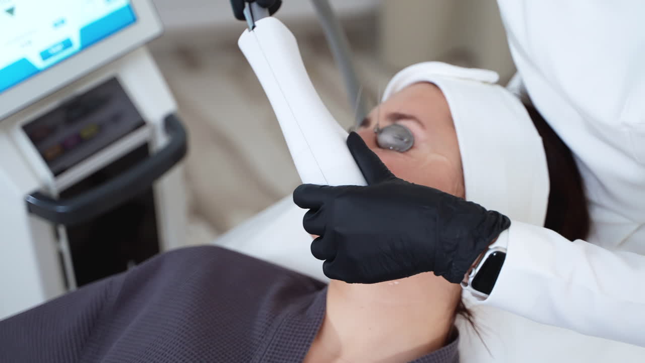 의료 스파에서 레이저 얼굴 치료를 받는 여성