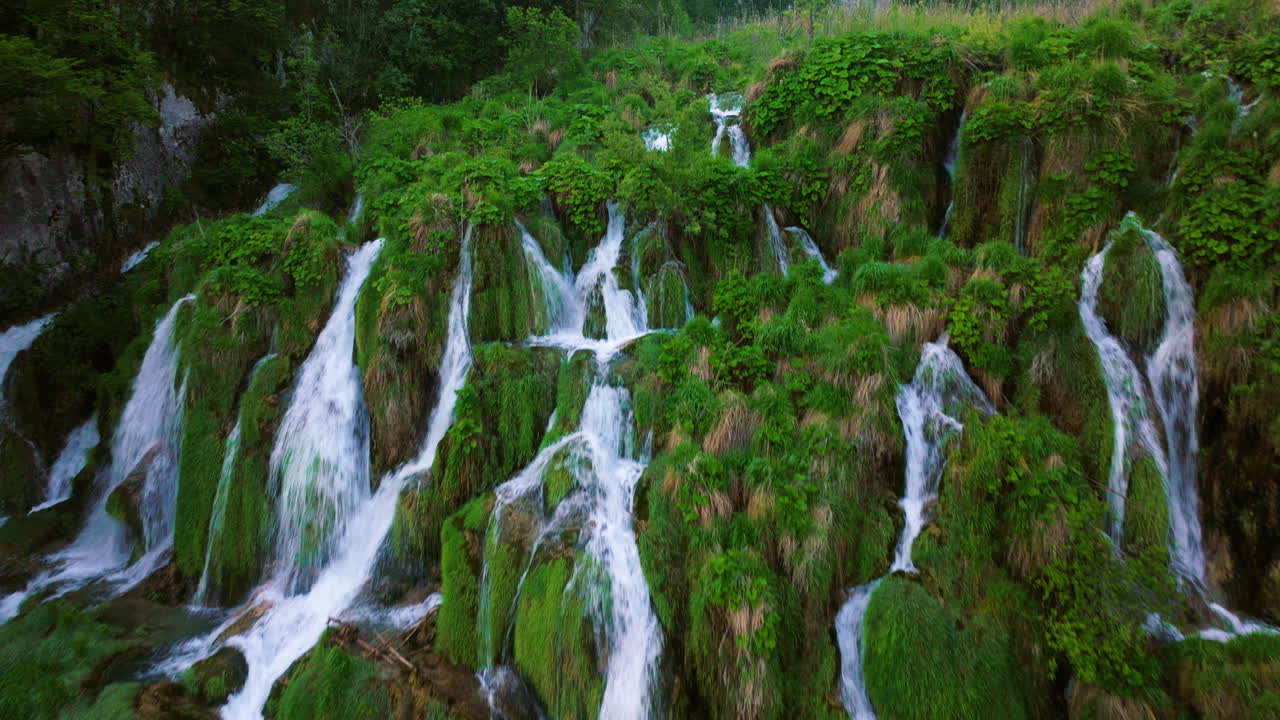 cataratas de tufa en cascada a través de la vegetación en el parque nacional de los lagos de plitvice, croacia