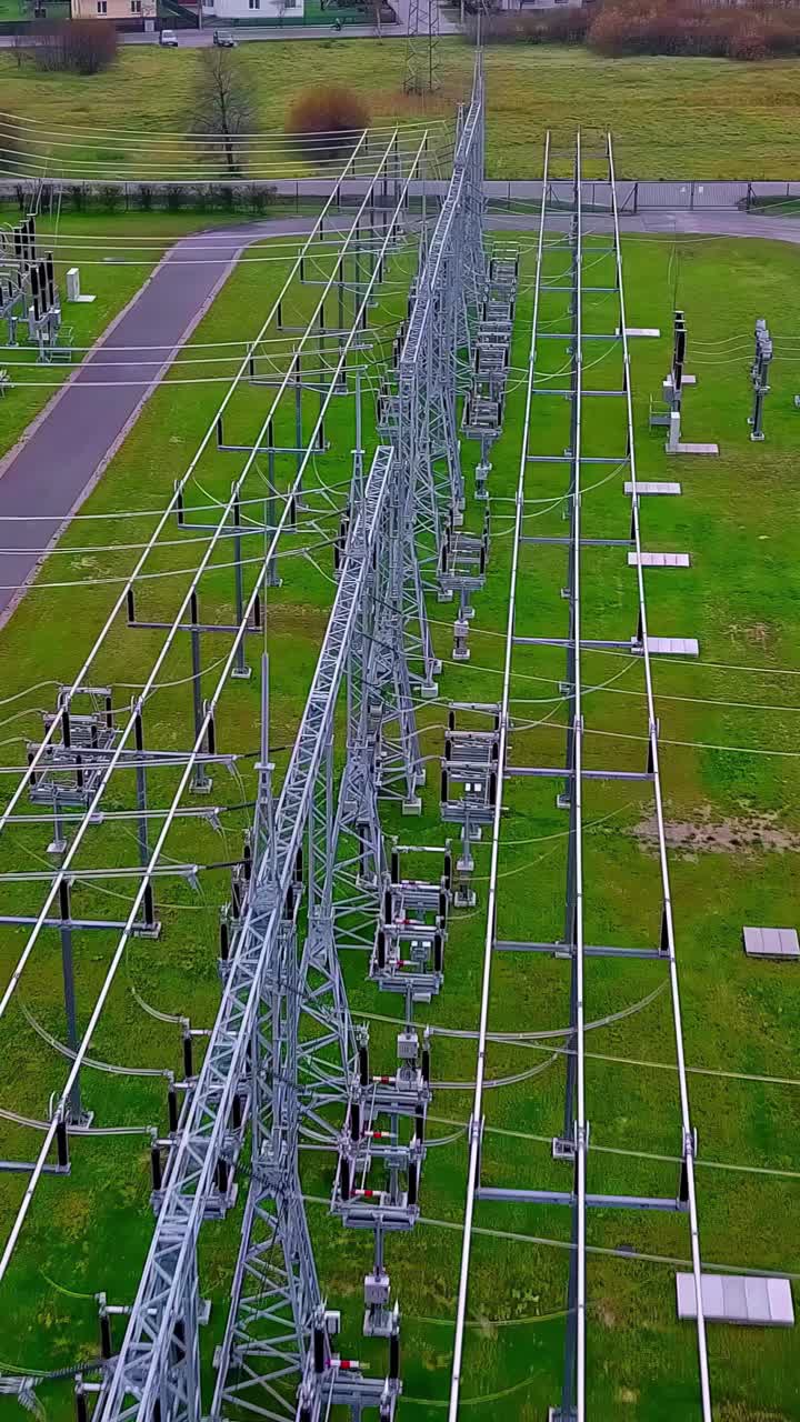 전기 서브 스테이션, 유통 라인, 인프라, 녹색 땅에 있는 산업, 앞으로 린 돌리