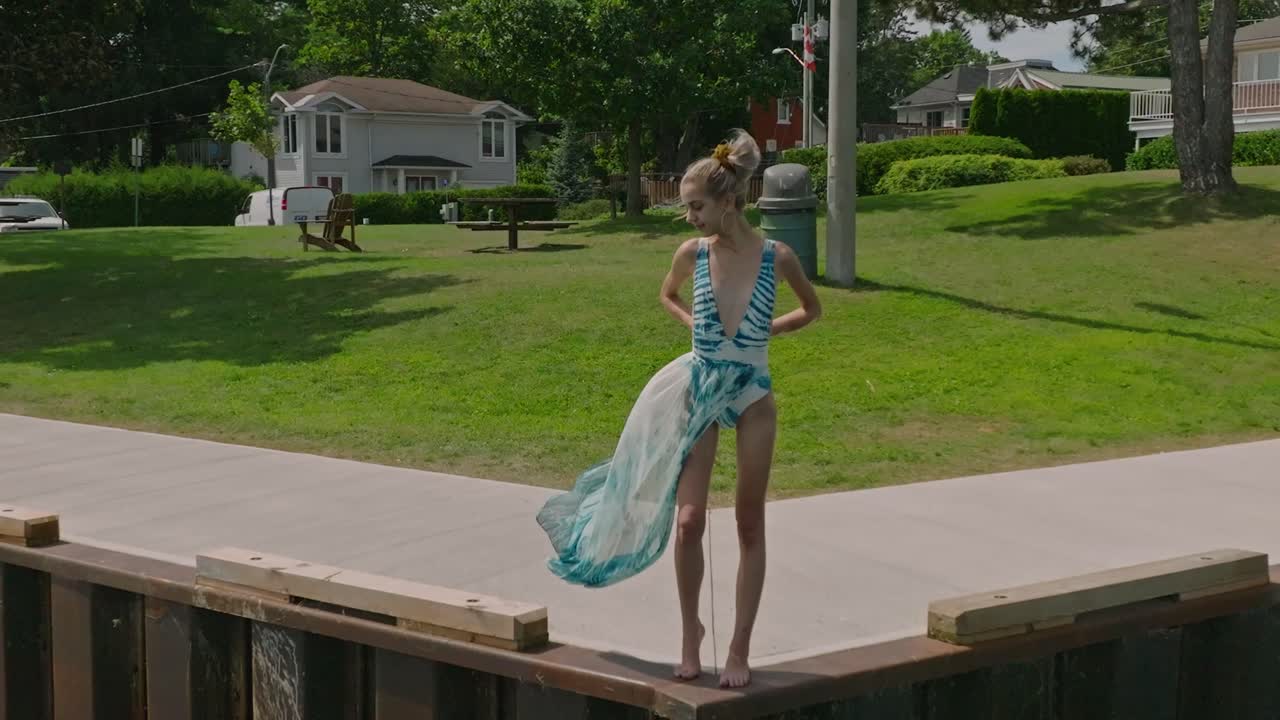 비키니 수영복 슬로우 모션-1 젊은 여성