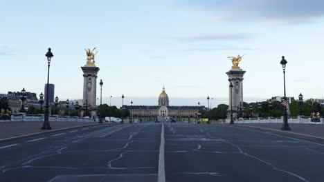 Alexander-iii-brücke-Mit-Den-Invaliden-Im-Hintergrund-Und-Sehr-Wenigen-Autos-Und-Verkehr-Während-Des-Covid-ausbruchs,-Breiter-Dolly-Im-Schuss-Am-Frühen-Morgen