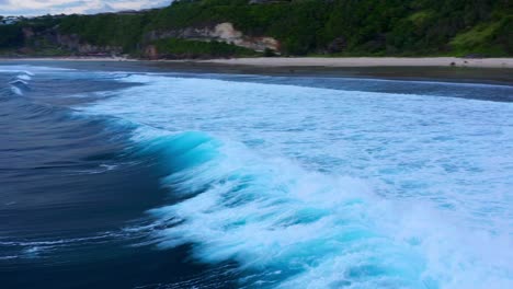 Meereswellen-Rollen-Am-Gunung-Schirmstrand-Auf-Bali,-Indonesien-–-Drohnenaufnahme