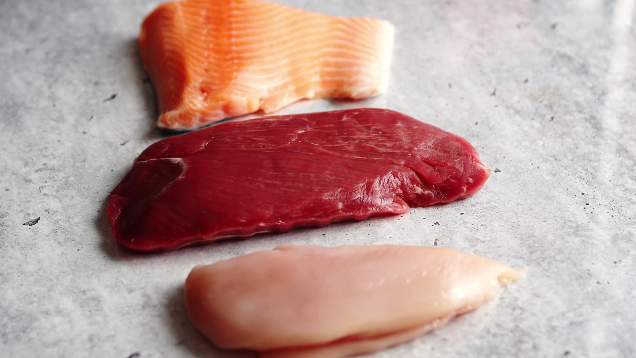Bistecca di manzo, pollo e filetto di salmone freschi e crudi