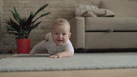 Little-girl-playing-on-the-carpet