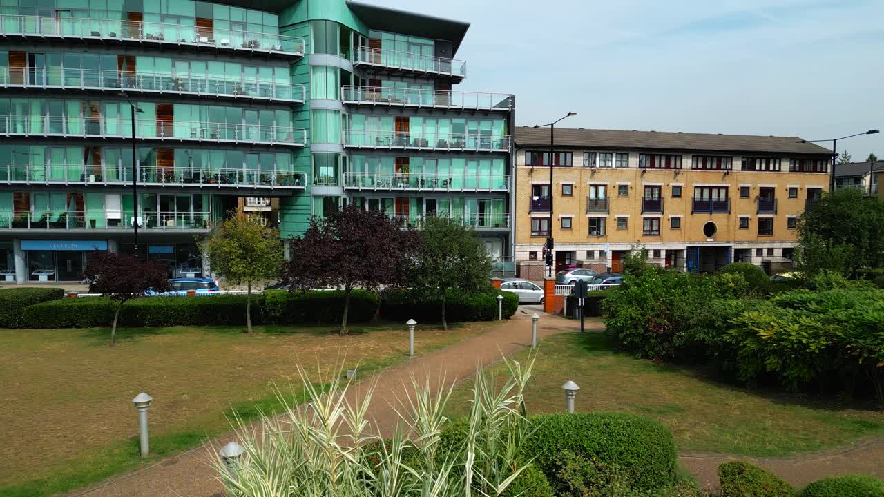 коммерческие здания на главной улице, виденные из мемориального сада эрмитаж риверсайд в лондоне, великобритания