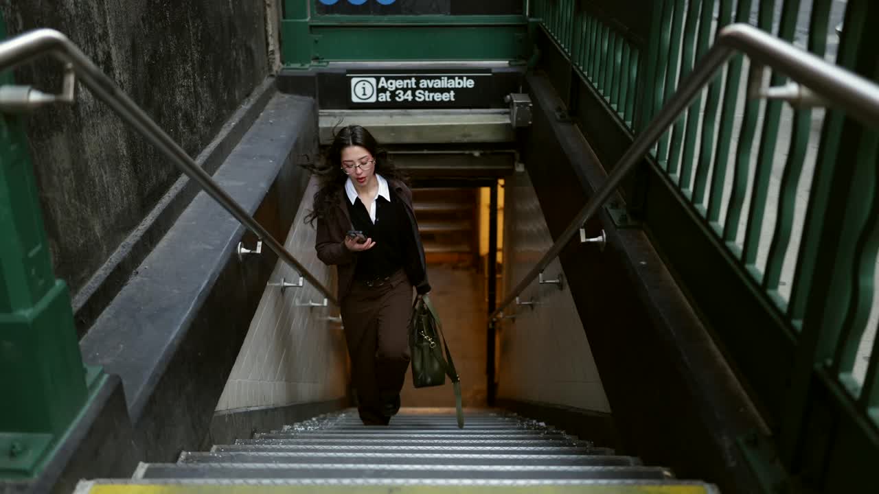 Frau telefoniert in einer U-Bahn-Station