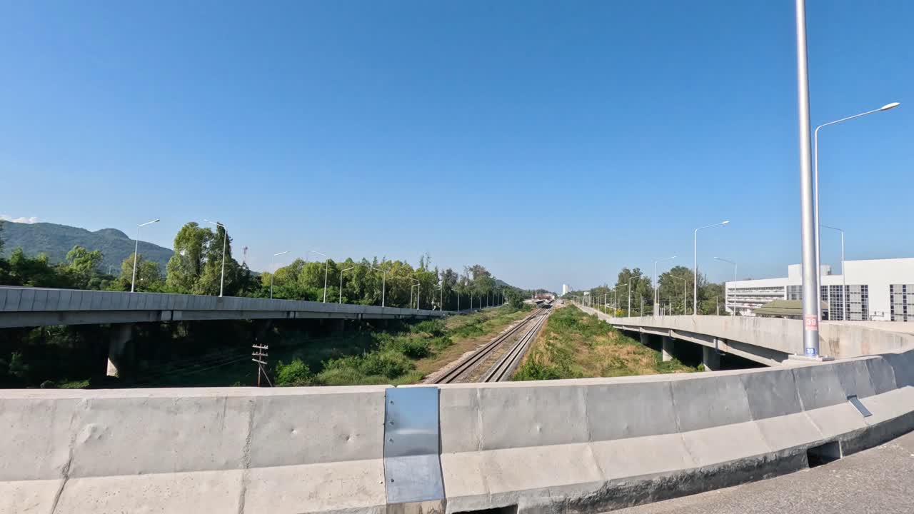 lapso de tiempo de un tren que cruza un puente urbano