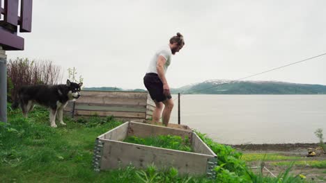 Mann-Bei-Der-Arbeit-Im-Garten-Mit-Frühbeet