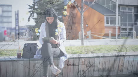 mujer árabe usando tableta en la calle