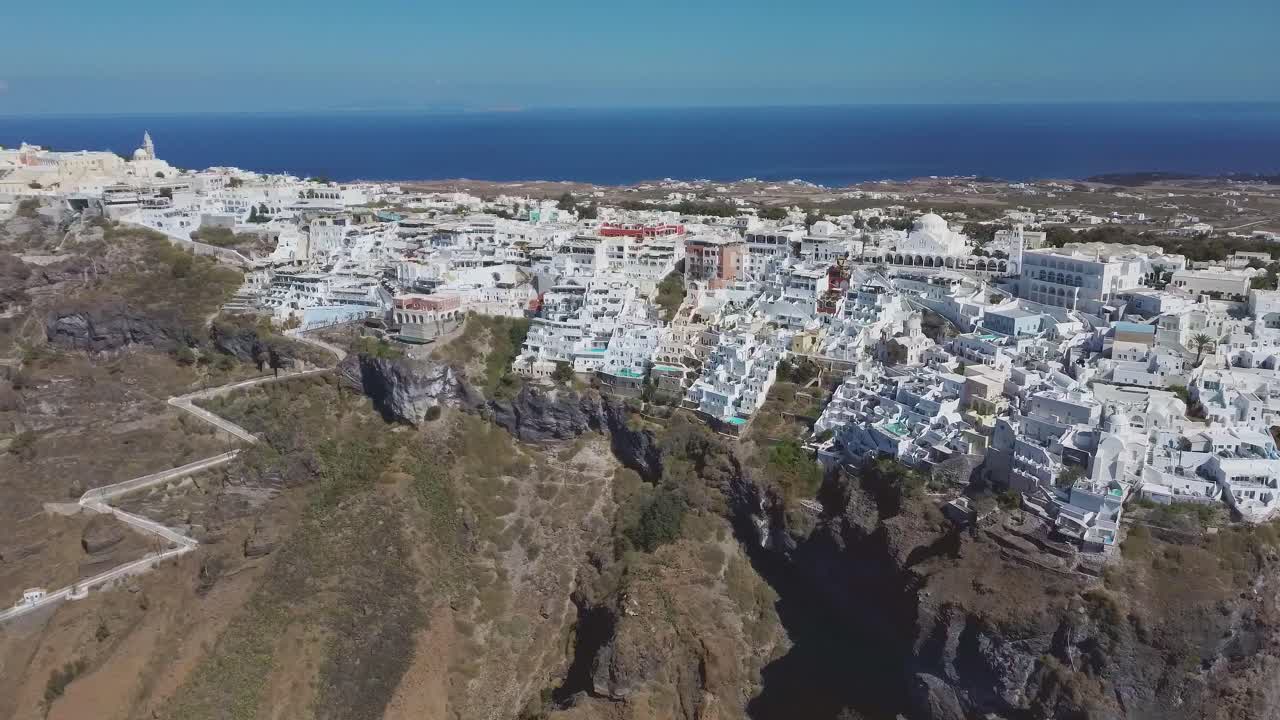 imágenes de video de drones aéreos cercanos de 4k de la ciudad de santorini fira sobre los acantilados de la caldera
