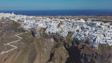 Imágenes-De-Video-De-Drones-Aéreos-Cercanos-De-4k-De-La-Ciudad-De-Santorini-Fira-Sobre-Los-Acantilados-De-La-Caldera