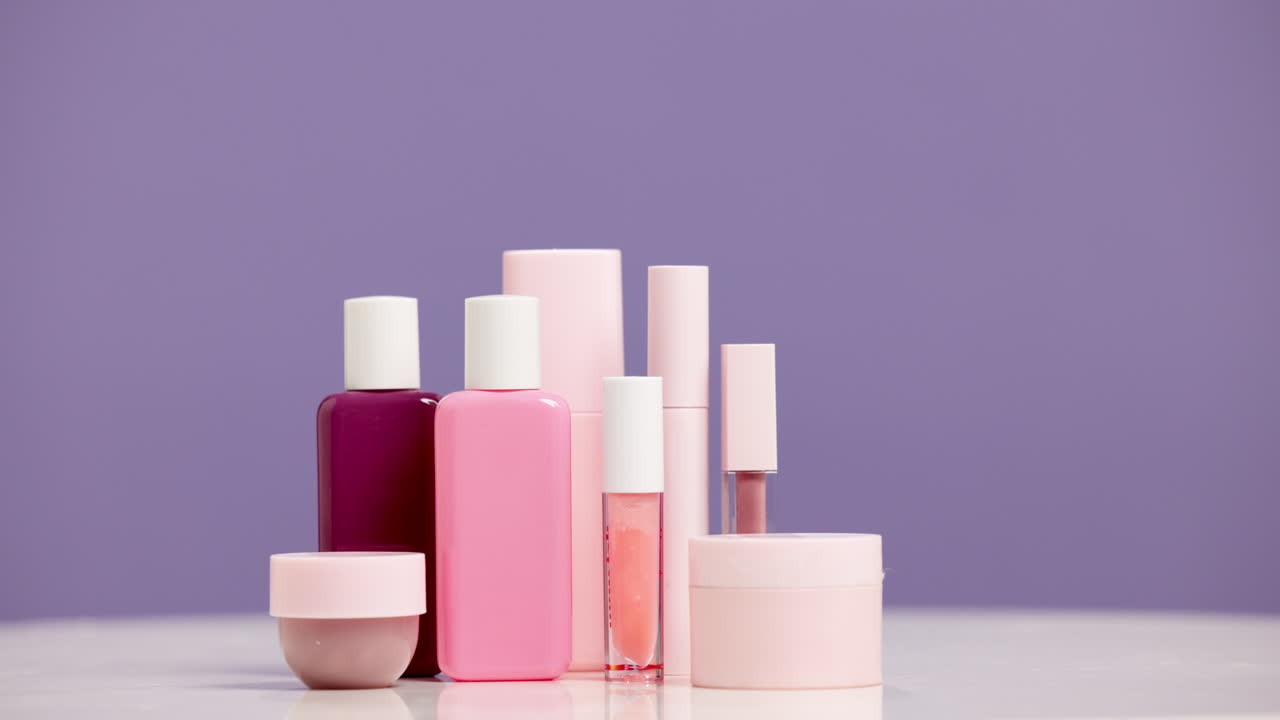 Cosmetici su sfondo viola