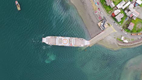 Vista-Aérea-De-Pájaro-Del-Ferry-Atracado-En-La-Rampa-Del-Pueblo-Hornopiren-Ubicado-En-La-Comuna-De-Hualaihué-En-La-Provincia-De-Palena,-Sur-De-Chile