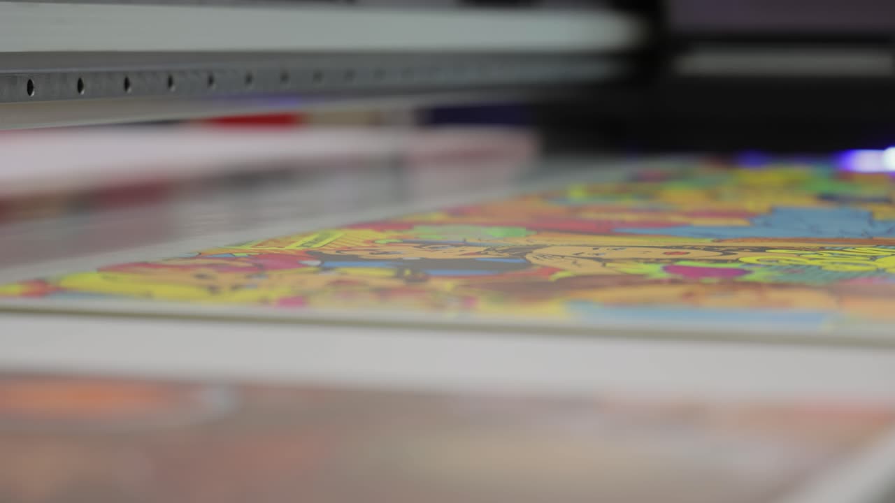 impresora uv digital moderna de gran formato. tecnologías de producción de impresión. el pinado uv es el proceso de aplicar una dosis de luz ultravioleta de baja intensidad a una tinta curable uv