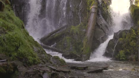 Hermosa-Cascada-En-Las-Cascadas-Del-Sur-De-Oregon-Enmarcadas-Por-Musgo-Verde-Y-Vegetación,-Cataratas-Del-Arroyo-Nacional