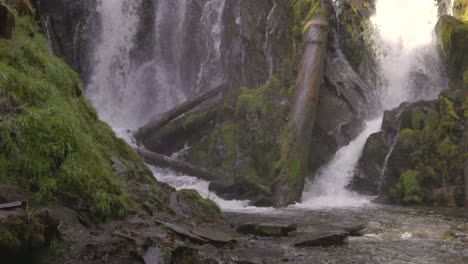 Beautiful-waterfall-in-the-southern-Oregon-cascades-framed-by-green-moss-and-vegetation,-National-Creek-Falls