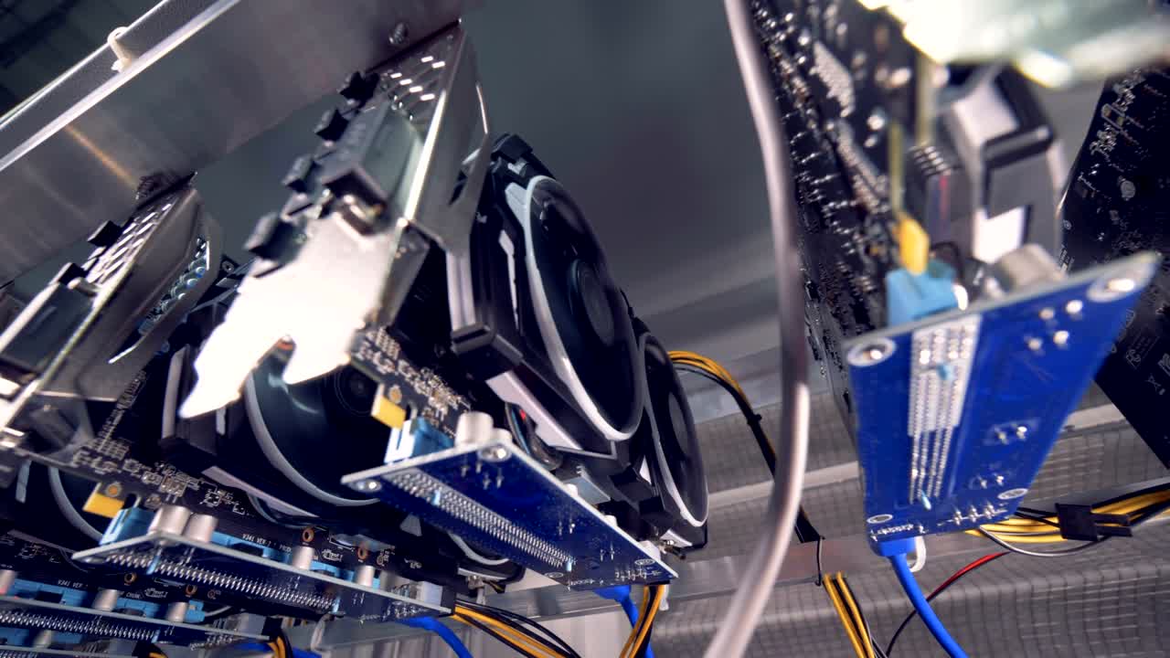foto ravvicinata dell'estrazione di schede grafiche video gpu. agricoltura mineraria industriale per bitcoin e denaro in criptovalute.