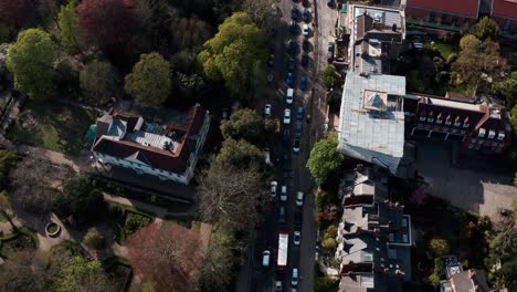 Toma-Aérea-De-Drones-Sobre-El-Tráfico-En-La-Calle-Highgate-Hill-Del-Norte-De-Londres