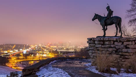la estatua del explorador con vistas a las luces doradas de kansas city, missouri timelapse