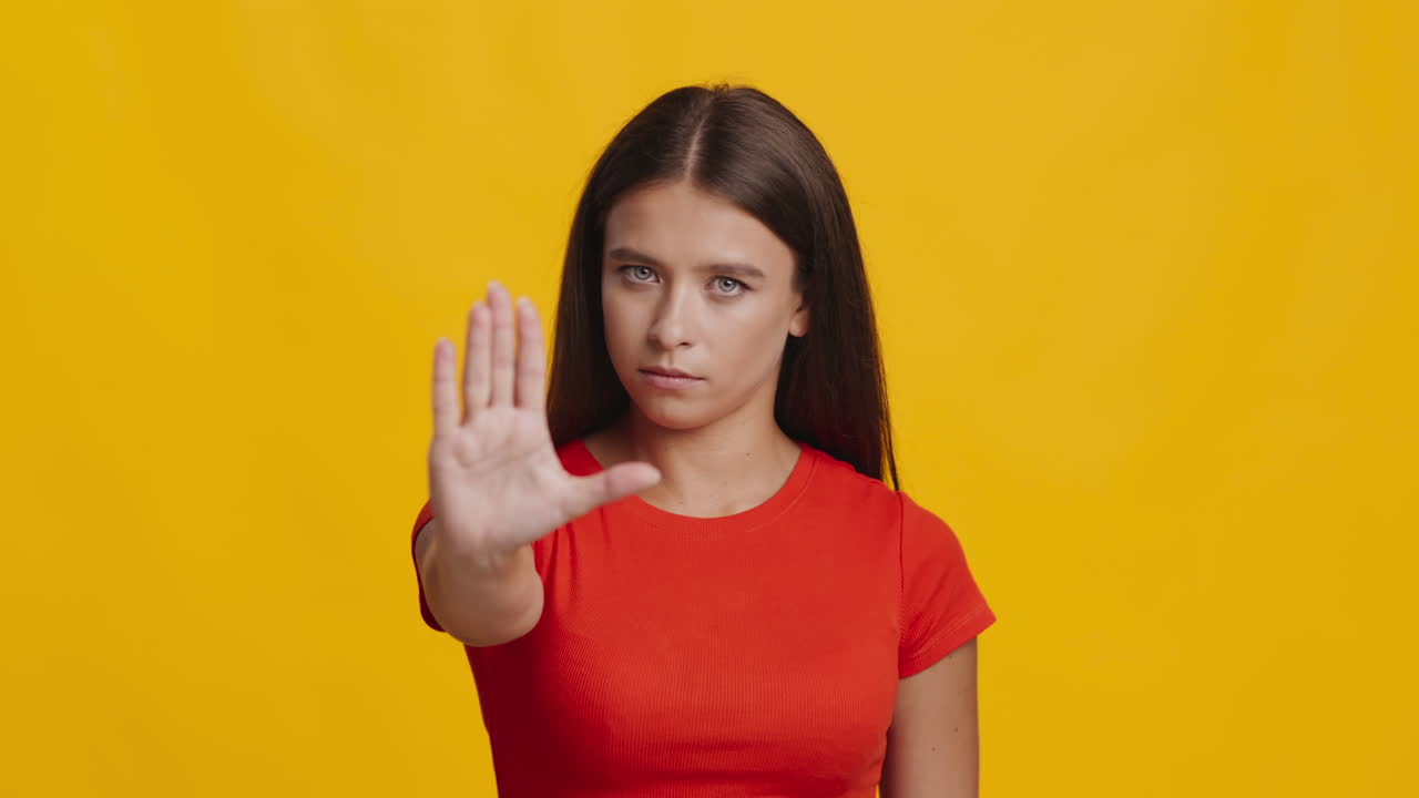 mujer haciendo un gesto de parada