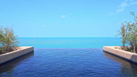 Piscina-Infinita-En-La-Azotea-Del-Complejo-Y-Vistas-Al-Idílico-Horizonte-Del-Océano.