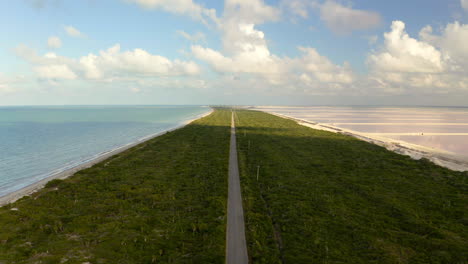 Lange,-Gerade-Straße-Auf-Einer-Grasbewachsenen-Landenge-Entlang-Der-Karibikküste,-Mexiko