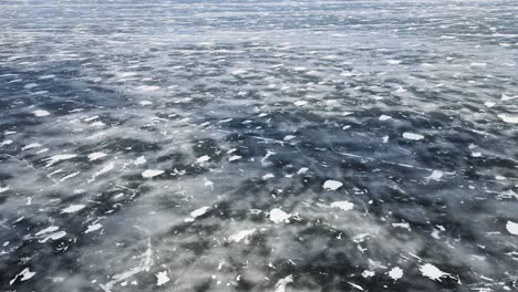 冰深的月亮在 muskegon 湖上