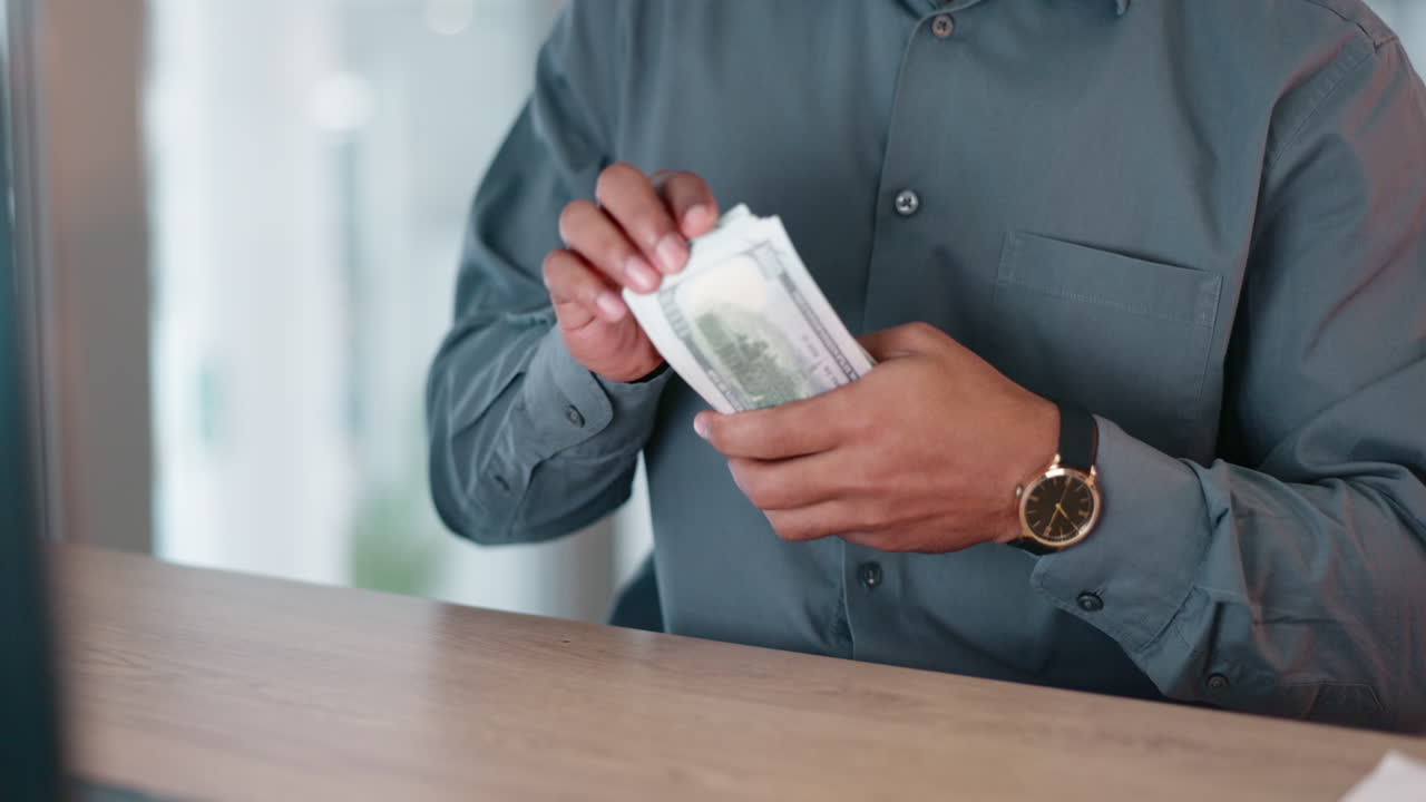 현금, 보너스 그리고 손에 돈을 가진 사업가