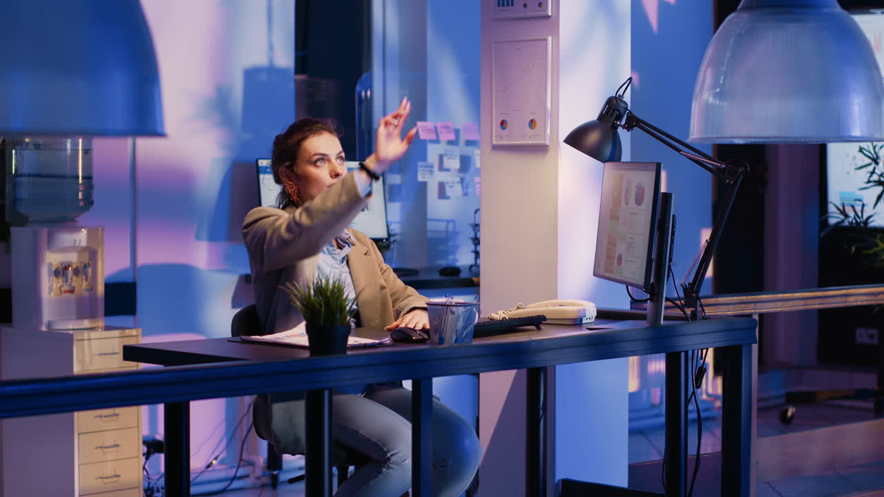 mujer trabajando en un escritorio en una oficina