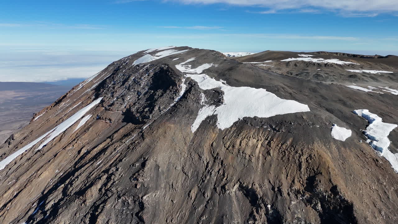 imágenes cinematográficas de drones que revelan la cumbre del pico uhuru en el monte kilimanjaro de áfrica.