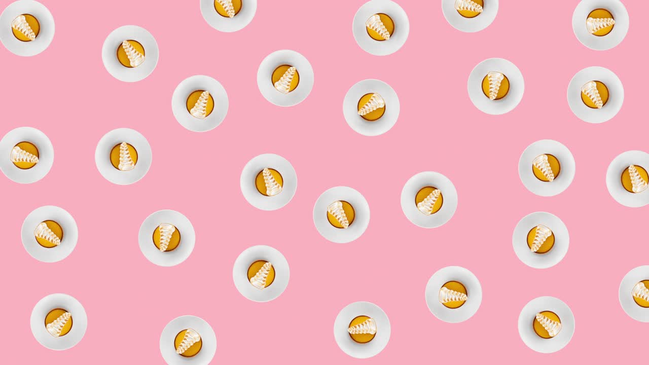 핑크색 배경에서 흔들리는 색 크림으로 장식된 노란색 둥근 비스 조각을 가진 원활한 루프 애니메이션.