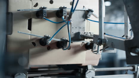 proceso de fabricación de envases de cartón de primer plano trabajo de almacén mecánico