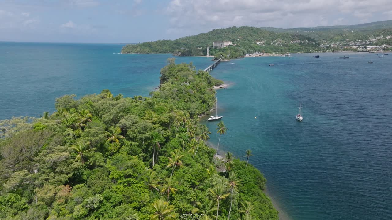 Vista aerea della tropicale Baia di Samaná nella Repubblica Dominicana in estate.
