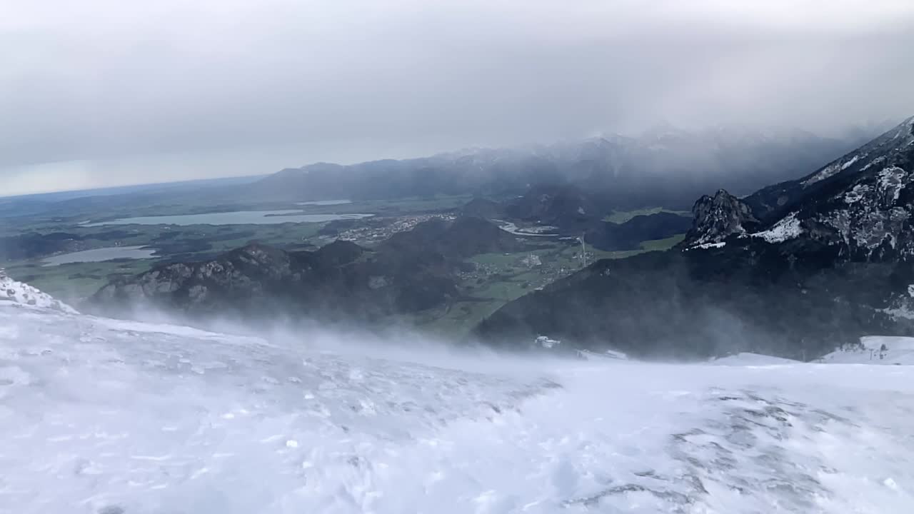 파프론텐 근처의 바이에른 알프스의 브라이텐베르크 산 꼭대기에서 느린 움직임의 눈이 불고 있습니다.